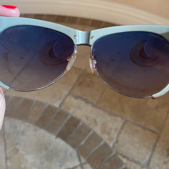 Tom Ford Women's Sunglasses TF365
Leona Cat Eye Grey Silver Lens Brown gradient - Picture 9 of 11